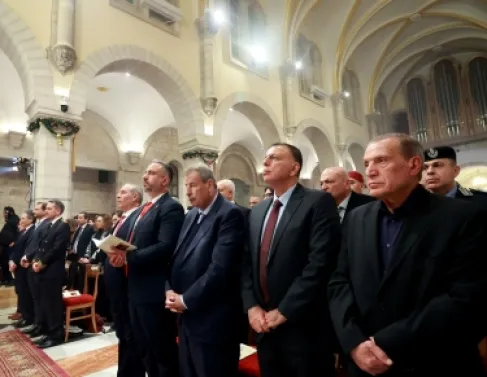 وزير الداخلية يشارك بقداس منتصف الليل في كنيسة المهد ببيت لحم