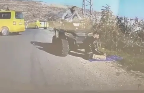 إسرائيلي يدهس عمدا فلسطينيا أثناء صلاته - فيديو