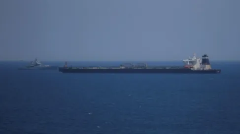 إيران تقول إنها احتجزت ناقلة أجنبية تحمل وقودا مهربا في الخليج