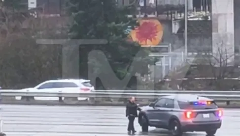 فيديو.. رجل يسحل شرطية ويسرق سيارتها في واشنطن