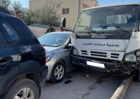 تدهور ضاغطة نفايات يتسبب بأضرار مادية في مادبا - صور