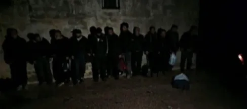 القبض على 12 ضابطا سابقا بجيش الاسد اثناء محاولتهم دخول سورية - فيديو