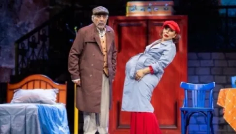 كواليس مرِحة لمسرحية «ولادة مبكرة» في موسم الرياض