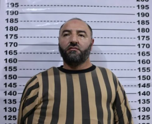 درعا: توقيف مطلوب خطير بتهم القتل وتهريب المخدرات وضبط مستودعات أسلحة - صور