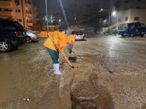 كوادر بلدية الكرك تتعامل مع سيول داهمت منازل