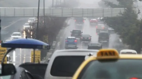 طقس بارد وغائم وأمطار رعدية الأحد ومنخفض جوي جديد الاثنين