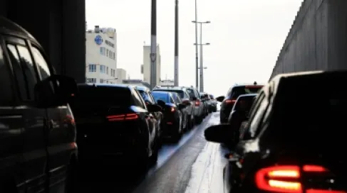 تباطؤ متوقع للحركة المرورية في العاصمة والمحافظات بسبب تساقط الأمطار