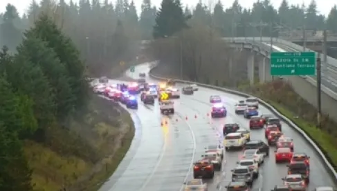 مطاردة كالأفلام.. مختل يسرق سيارة شرطة ويحول الشوارع لساحة فوضى