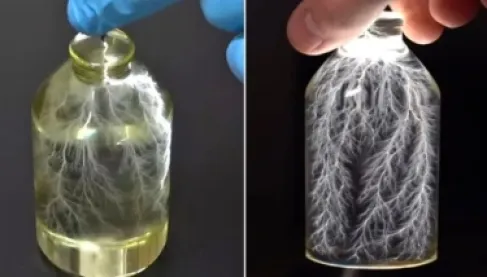 فيديو مذهل ليوتيوبر ينجح في التقاط برق داخل زجاجة