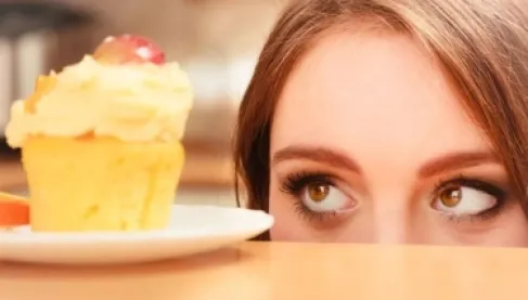خدعة الدماغ.. لماذا نملك معدة ثانية مخصصة للحلوى بعد الوجبات الدسمة؟