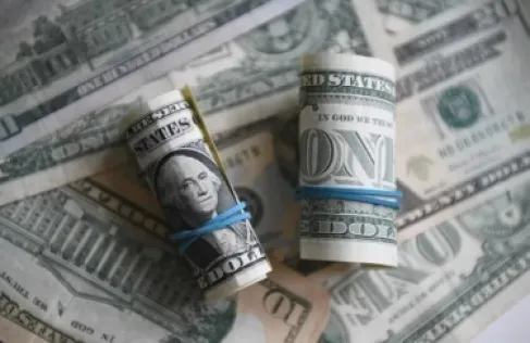 مكافآت بالملايين لموظفي رجل أعمال