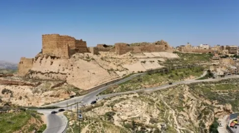 الكرك.. انهيار جزء من المدينة القديمة وجزء من سور القلعة بسبب الأمطار الغزيرة