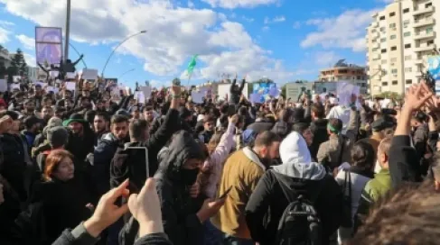 قتلى وجرحى في احتجاجات اللاذقية وسط توتر أمني وتصعيد ميداني