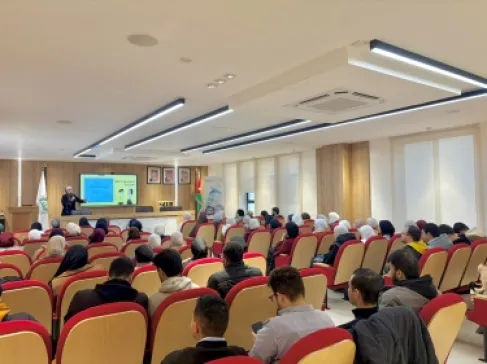 كلية الصيدلة في جامعة الزيتونة الأردنية تنظّم محاضرة حول أساسيات لغة الإشارة والتعامل مع الأشخاص الصم