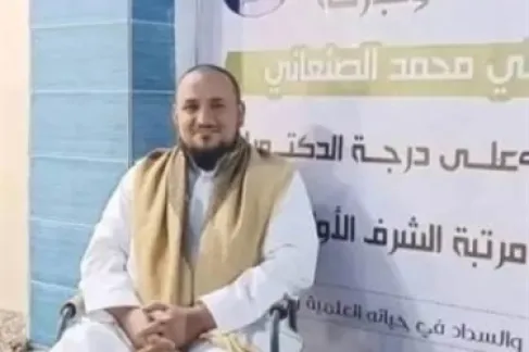 بالفيديو .. وفاة مُعلم القرآن  اليمني علي الصنعاني في المسجد