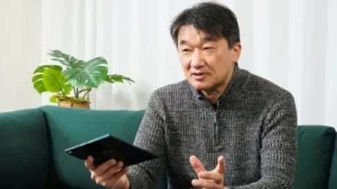 قصة الياباني عاشق الهواتف.. يمتلك 1800 هاتف ويسافر خصيصًا لشراء هاتف جديد