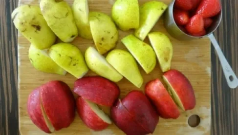 طبيب يوضح لماذا يجب الحذر عن تناول الفراولة والتفاح والكمثرى