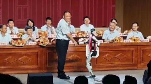 شاب صيني يرسل روبوتاً يتسلّم شهادة التخرج نيابة عنه !