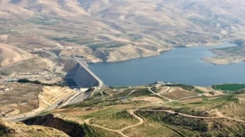 وزير المياه يوجه بتعزيز إجراءات السلامة بعد امتلاء سد الموجب