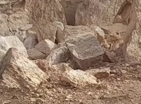 نفوق عشرات الاغنام في بلدة بالكرك بسبب صخور ضخمة