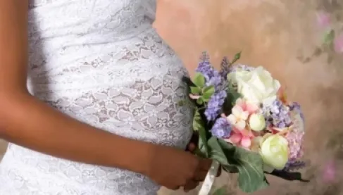 امرأة حامل تُستبعد من زفاف شقيقتها بسبب وزنها الزائد