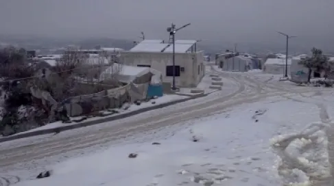 الثلوج تحاصر آلاف العائلات على الحدود السورية التركية