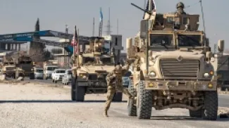 تقوم القوات الأمريكية بدوريات في مدينة القامشلي شمال شرق سوريا في محافظة الحسكة، في 9 يناير 2025. ز)