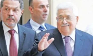 ياسر (يسار الصورة) خلف والده رئيس السلطة محمود عباس