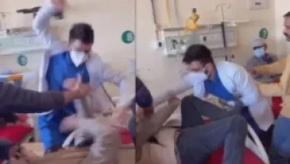 الطبيب يضرب المريض