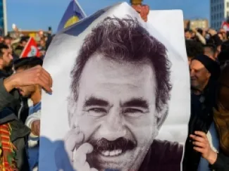 أشخاص يجملون صورة عبدالله أوجلان