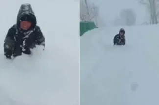 الطفل شق طريقه بثلوج يصل عمقها إلى متر للوصول إلى مدرسته