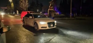 صورة ارشيفية لشرطي يوجه مواطنا في حلب