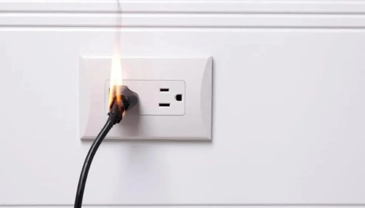 قد تحرق منزلك.. 5 أجهزة يجب فصل الكهرباء عنها بعد الانتهاء من استخدامها 