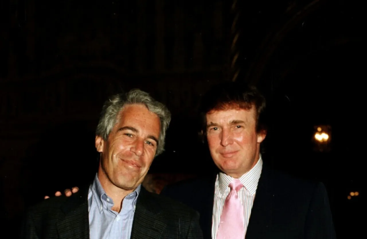 تشاركا امرأة واحدة! .. كاتب يكشف سبب انتهاء صداقة إبستين وترمب 