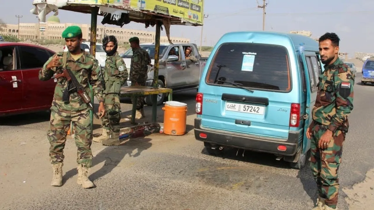 "القيادة اليمني": إعفاء محافظ عدن من منصبه وإحالته للتحقيق 