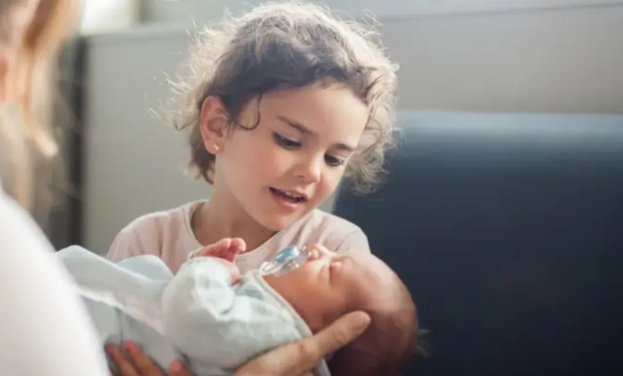 دراسة مفاجئة: إنجاب البنات يحمي الآباء من الخرف 