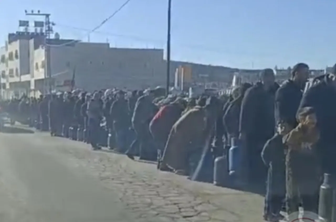 طوابير أمام محطة لتعبئة الغاز في الخليل 