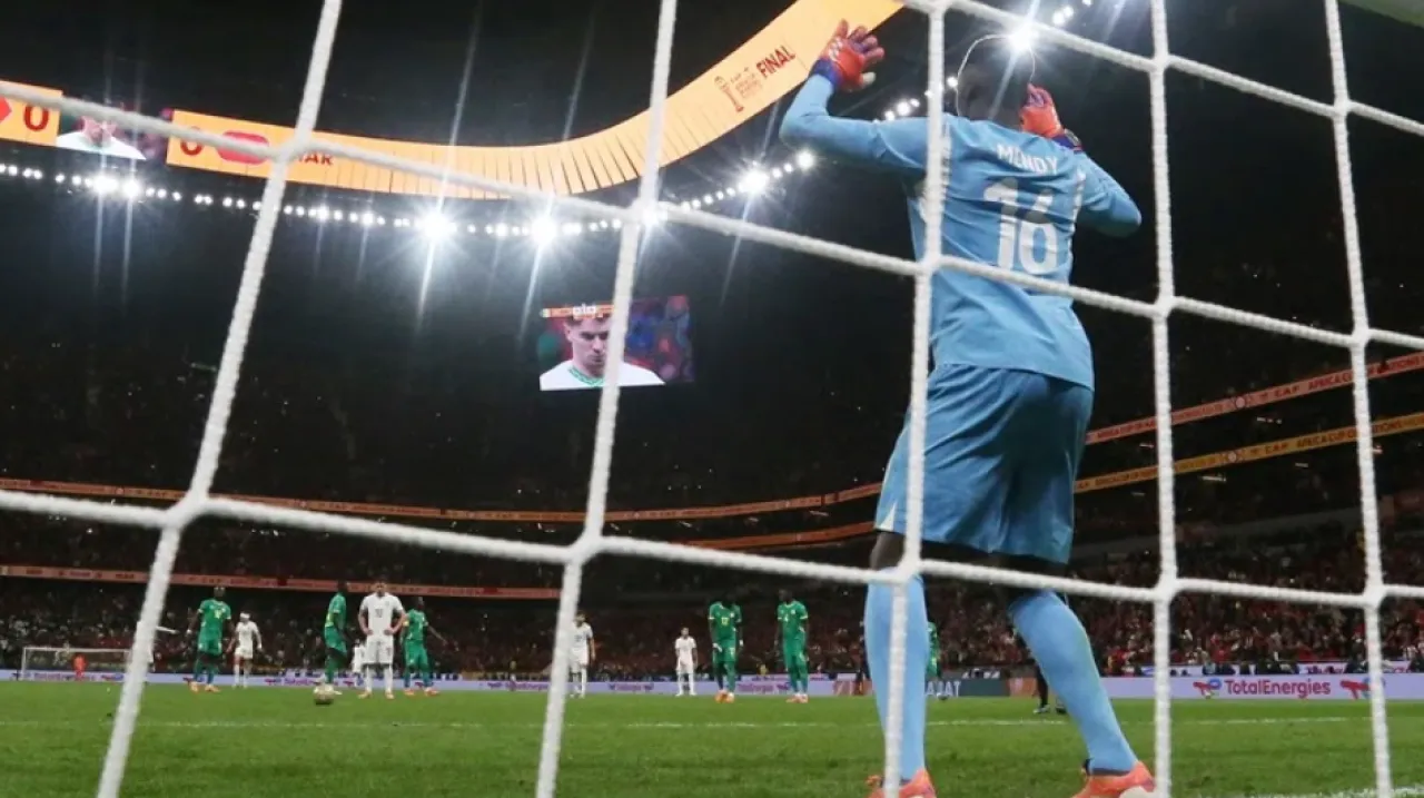 ميندي يحسم الجدل حول الاتفاق مع دياز على إهدار ركلة الجزاء 