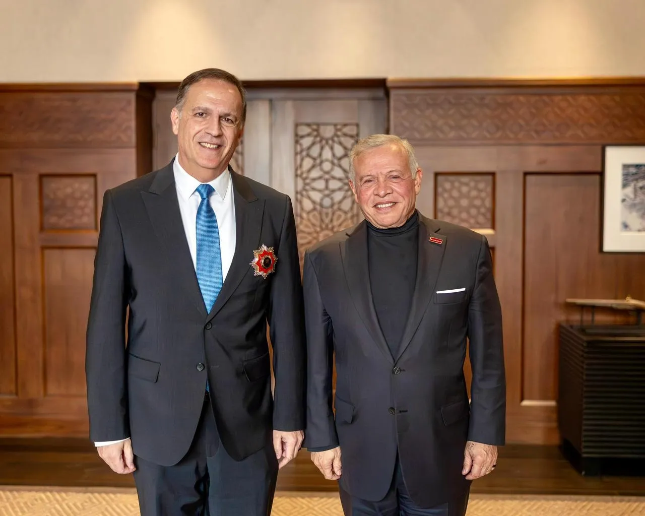 الملك ينعم على الدكتور فراج بوسام لجهوده في تأسيس (نظام حكيم) 