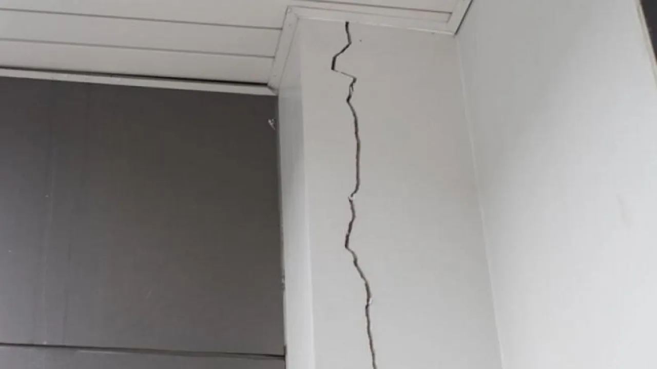 عاجل / الاردن .. إخلاء عمارة آيلة للسقوط في تلاع العلي 