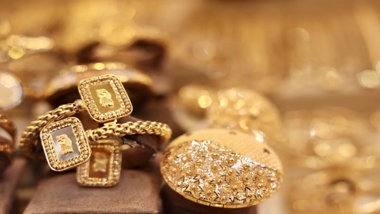 انهيار حاد .. أسعار الذهب عالميًا تنخفض بأكثر من 400 دولار للاونصة 