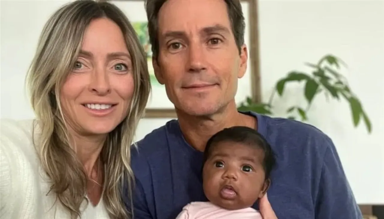 ابنة غريبة لعائلة مجهولة.. زوجان يقاضيان عيادة خصوبة بعد خطأ طبي كارثي 