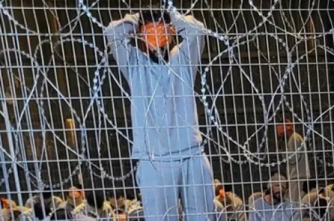 تقرير إسرائيلي يقر بمنع مياه الشرب عن أسرى فلسطينيين