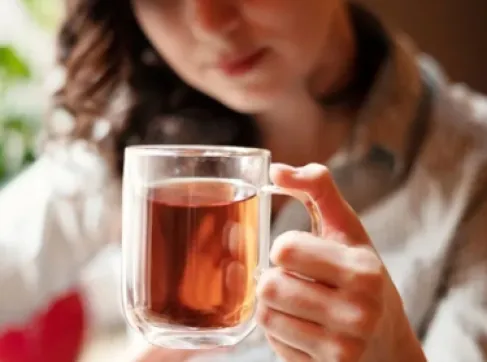 دراسة حديثة.. كوب من الشاي يومياً يعزز كثافة العظام لدى النساء