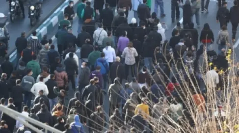 استمرار التظاهرات في إيران ومحاولة اقتحام مبنى حكومي وسط تدهور العملة في البلاد