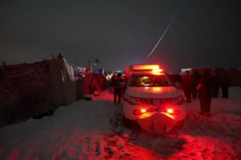 العاصفة الثلجية تُفاقم معاناة النازحين في مخيمات إدلب وحلب