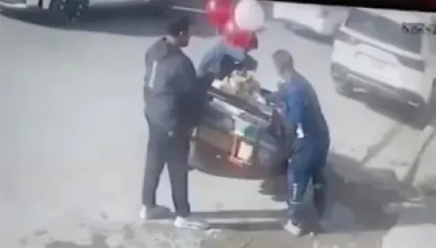 العراق..  أسطوانة أكسجين تنفجر في وجه بائع فتقتله وتصيب والده - فيديو