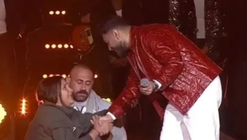 شاهد.. معجبة تفاجئ تامر حسني في حفل رأس السنة