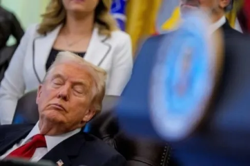 ترمب يفسر الكدمات على يده وينفي النوم أثناء المناسبات