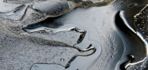 النفط يرتفع بعد أكبر خسارة سنوية منذ 2020